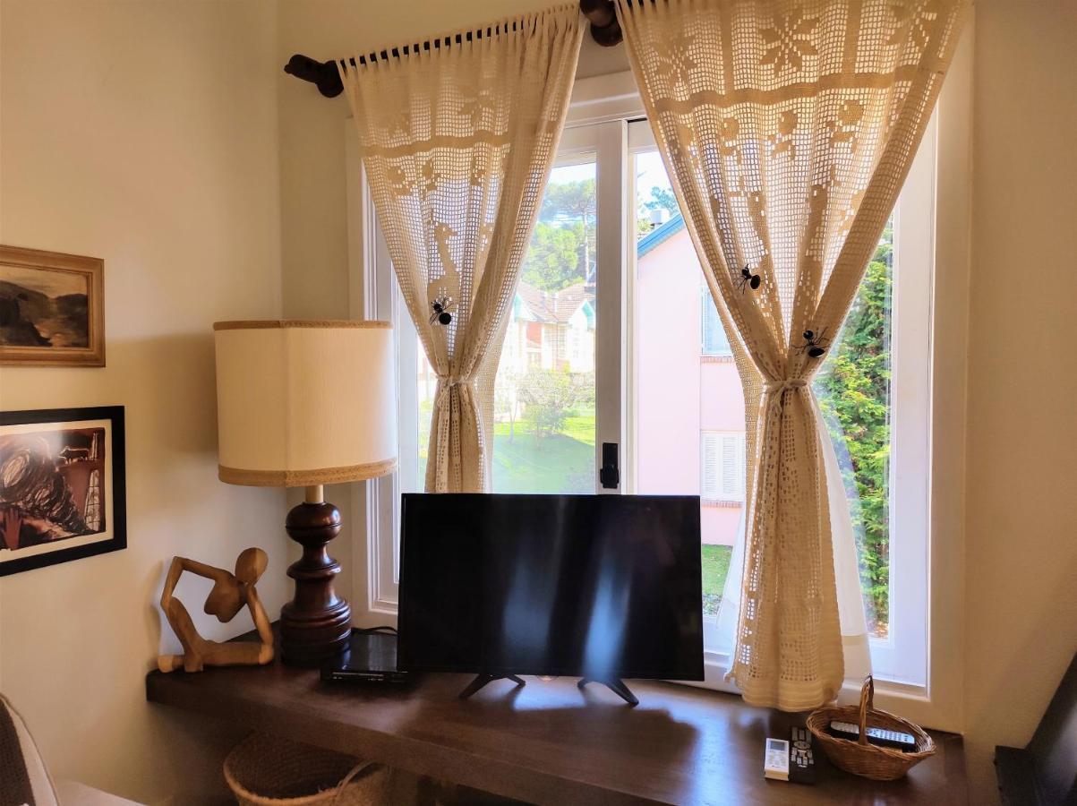 Agradavel Apt 2Quartos Para Familia Prox Ao Lago Negro - 4 Min Do Centro- Com Churrasqueira Gramado Room photo